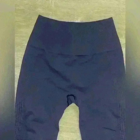 Lululemon in the Flow crop size 4 - Picture 3 of 8